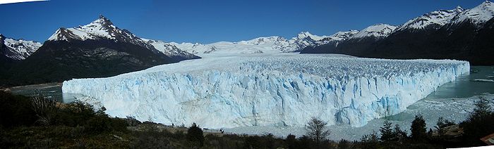 700px-Perito_moreno_glacier_panoramic.JPG