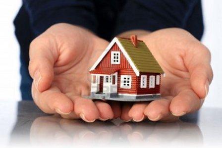7023687-las-manos-y-la-pequena-casa-bienes-raices-o-concepto-de-seguro.jpg